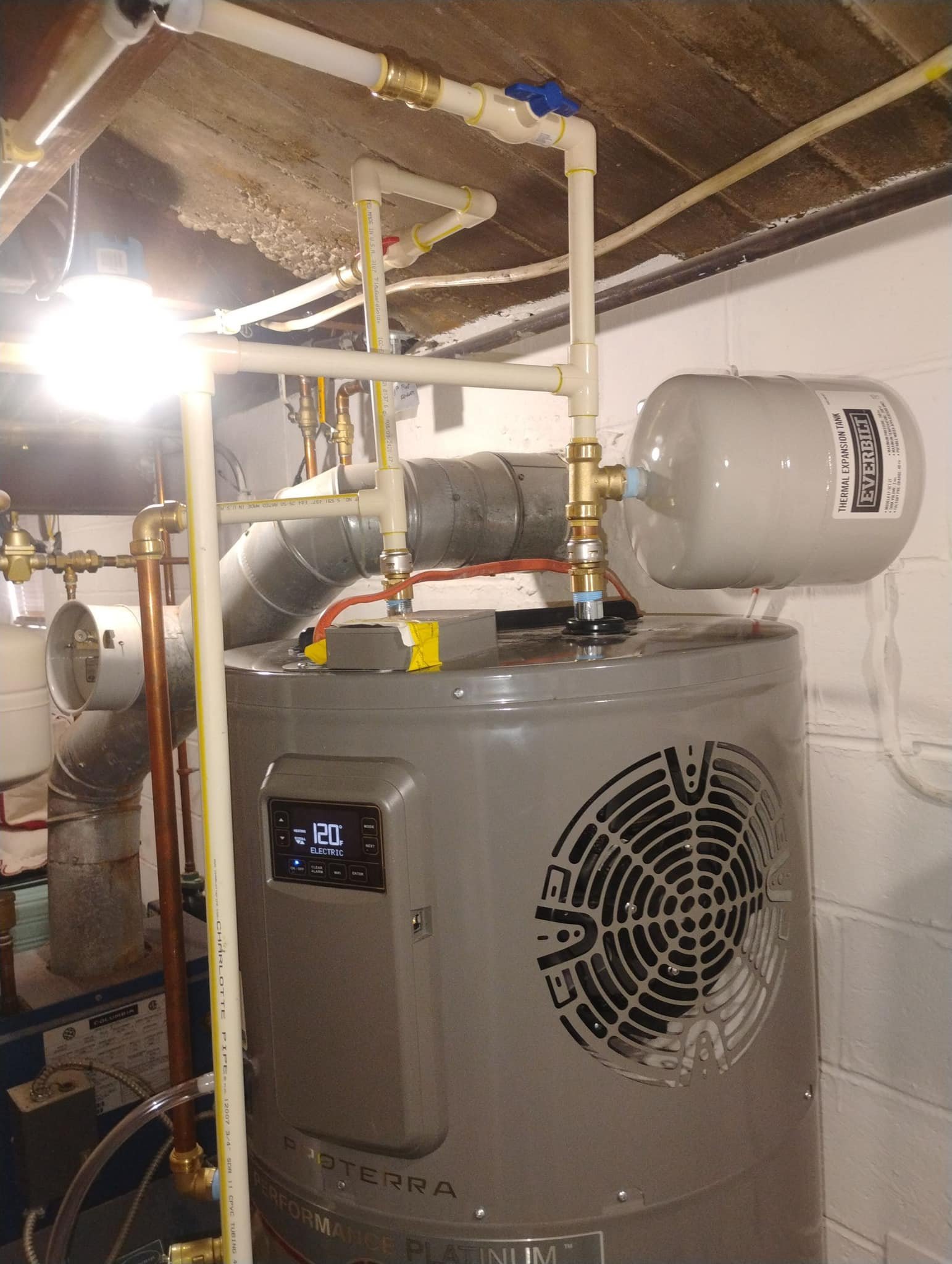 Water heater with thermal expansion tank